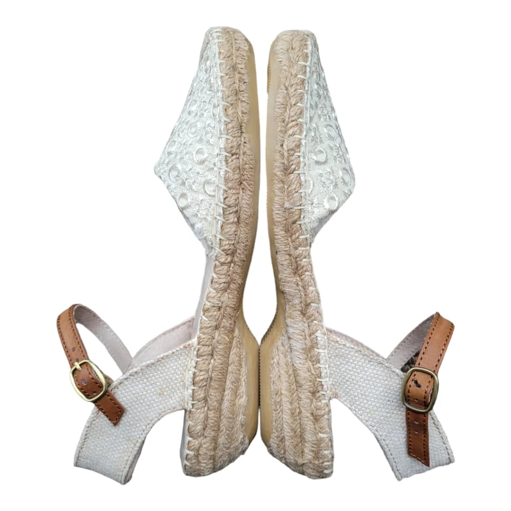 Cliff by White Mountain EspadrillesSize: 9 |Pre-Owned In Excellent Condition.